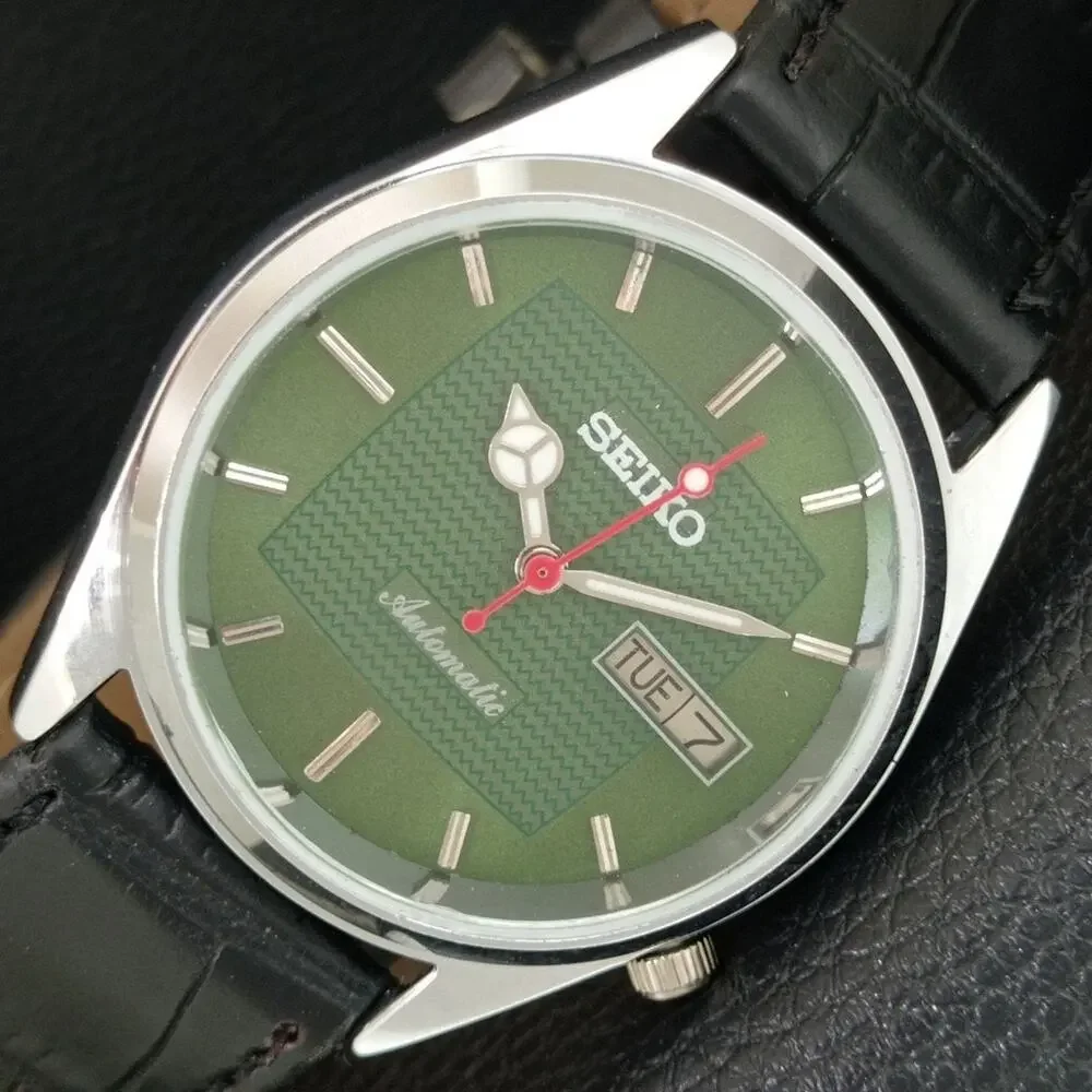 Vintage 1981 Seiko Automatic Mens Silver Watch W/daydate & Silver accents